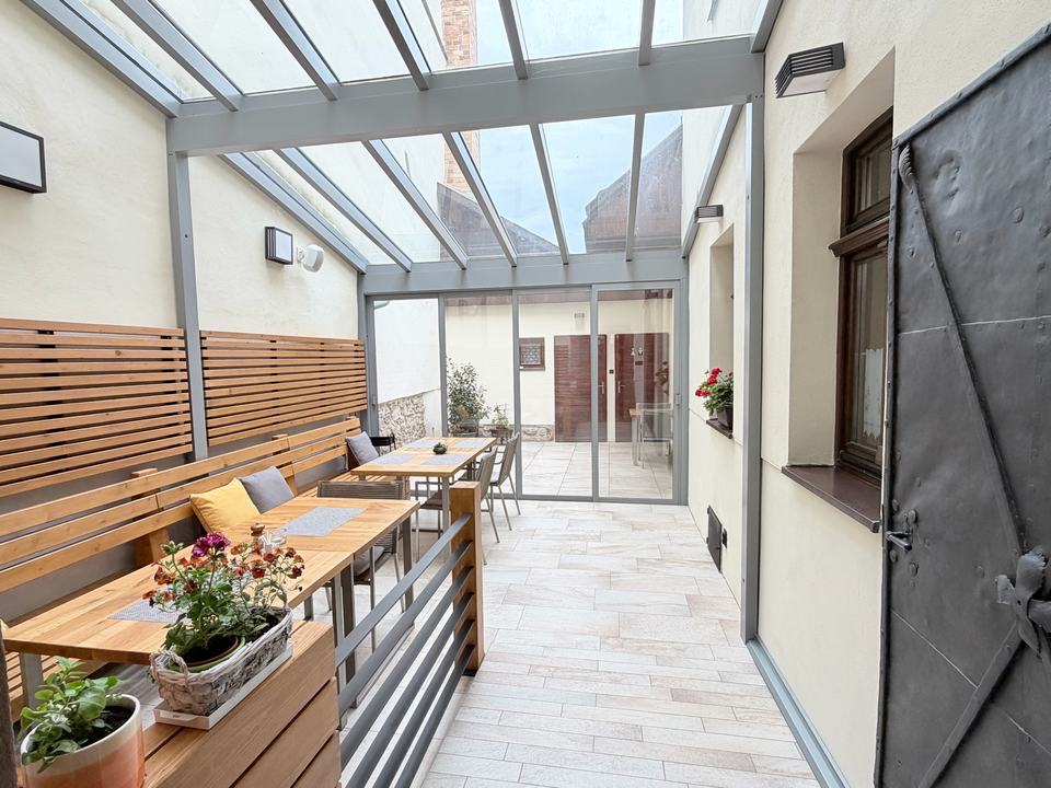 Glasüberdachtes Atrium mit Sitzplätzen