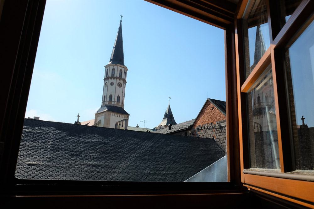 Blick aus dem Zimmerfenster auf den Kirchturm