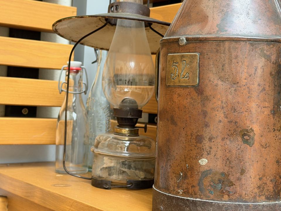 Alte Petroleumlampe und Milchkanne