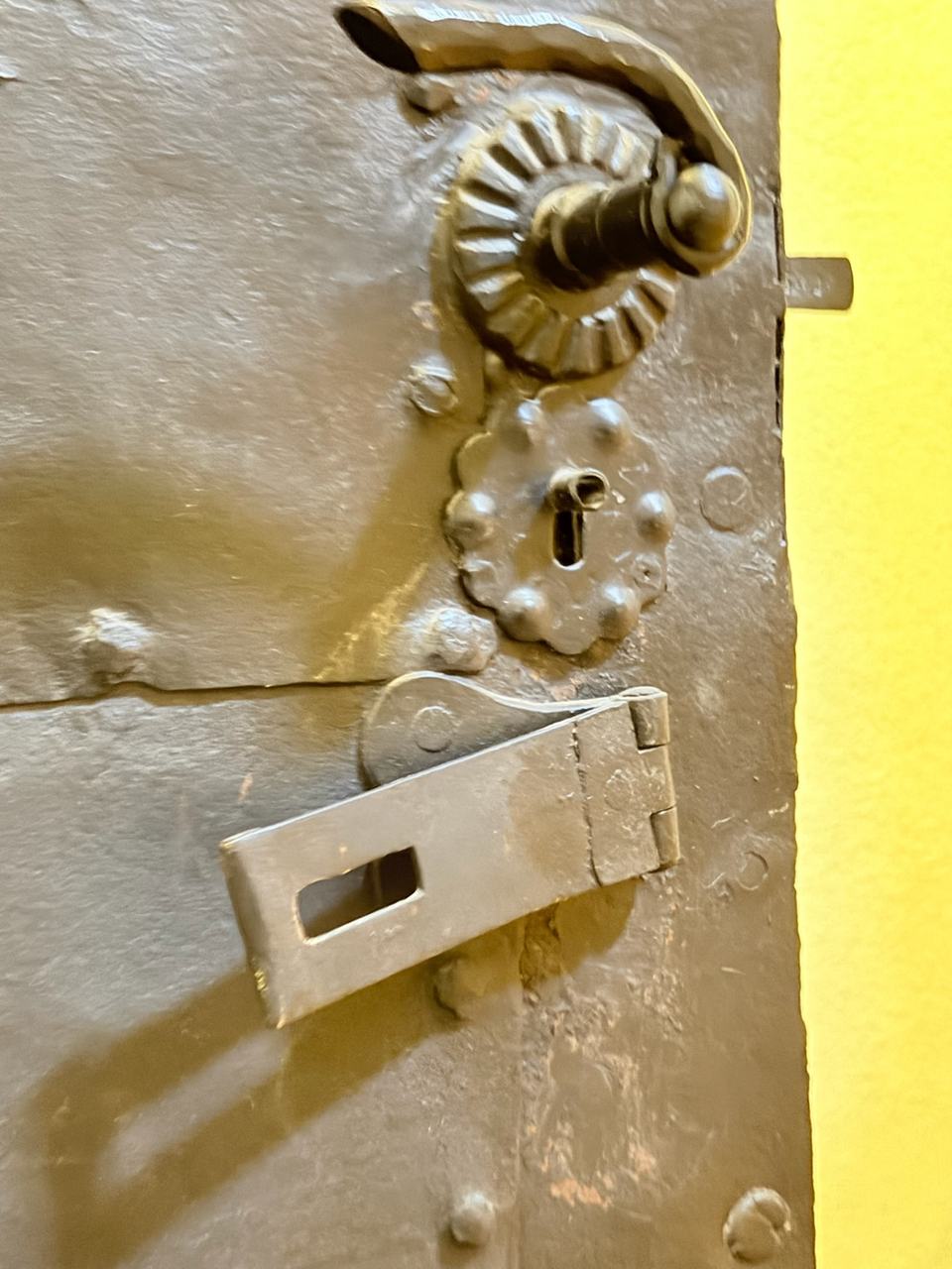 Historisches Schloss an einer Eisentür