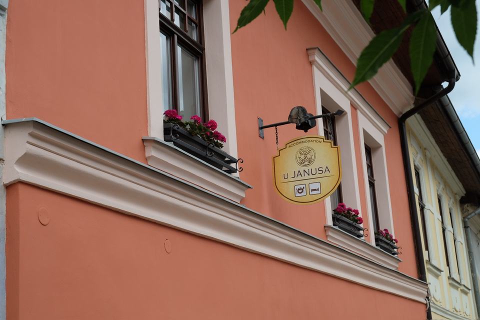 Hausfassade mit dem Schild U Janusa