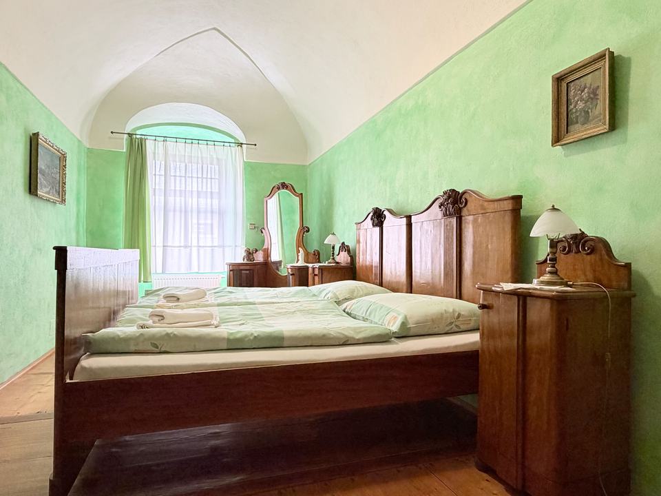 Spálňa apartmánu so starožitným nábytkom