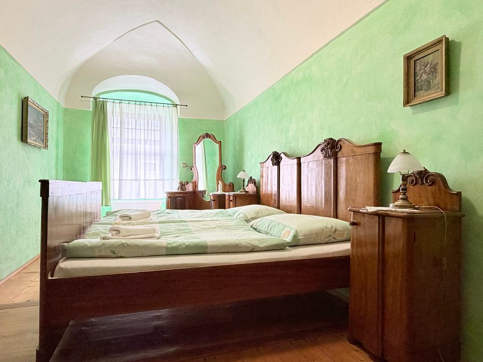Apartment-Schlafzimmer mit antiken Möbeln