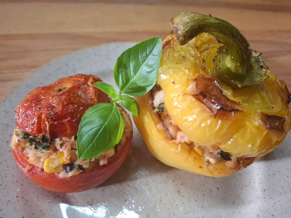 Vegánska plnená paprika a paradajka