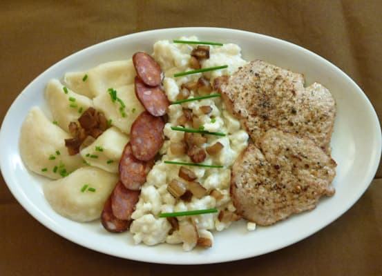 Teller für zwei: Piroggen, Brimsen-Nocken, Wurst und Schweinekarree
