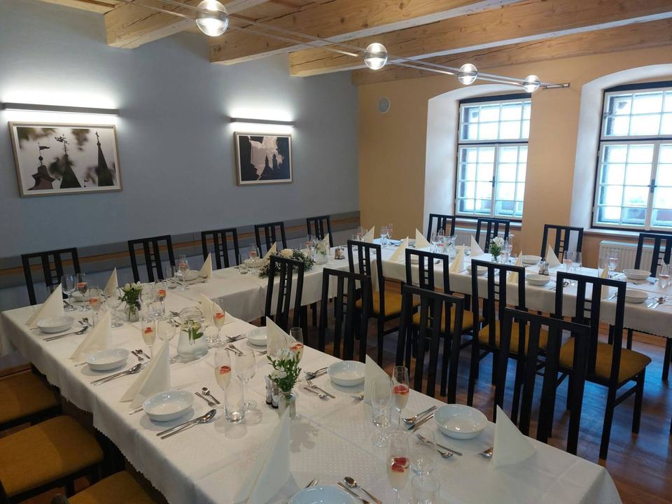 Festlich gedeckte Tische im Restaurant