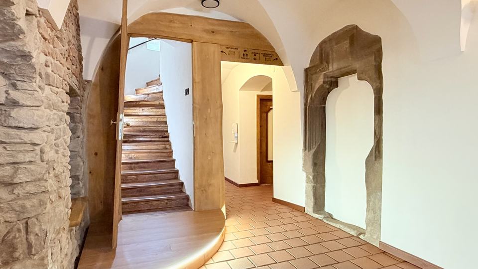 Steinportal und Holztreppe