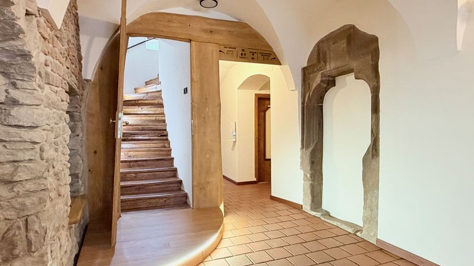 Kamenný portál a drevené schodisko