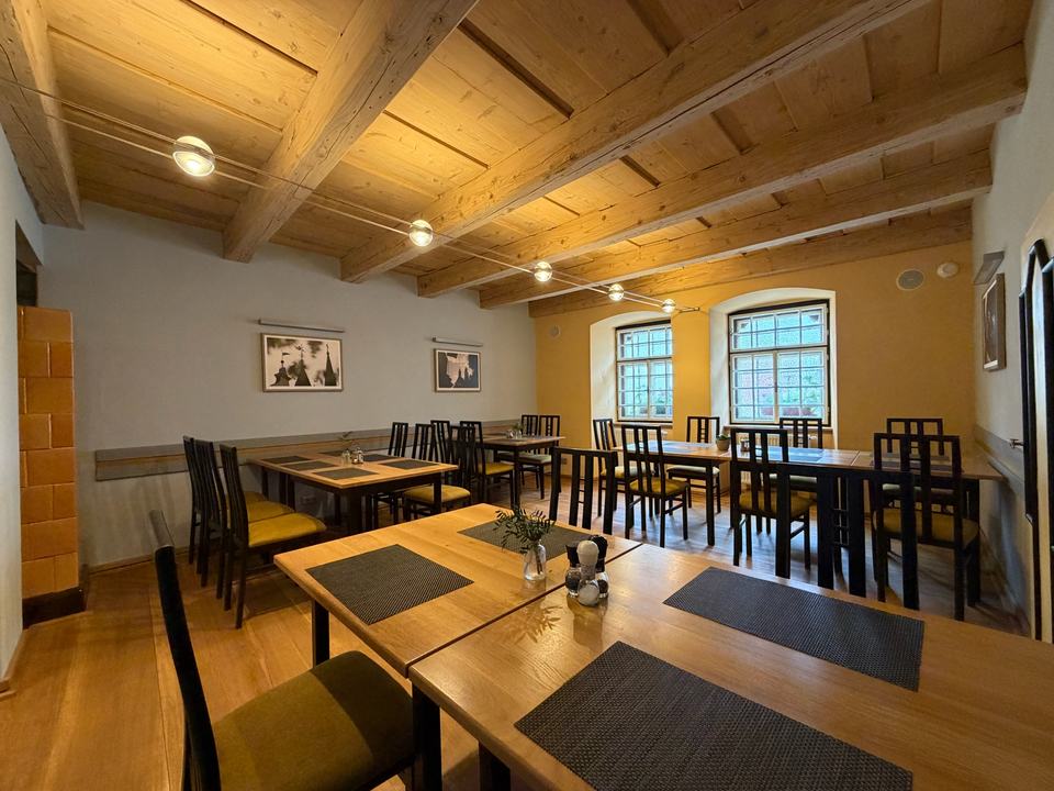 Restaurant mit Holzbalkendecke