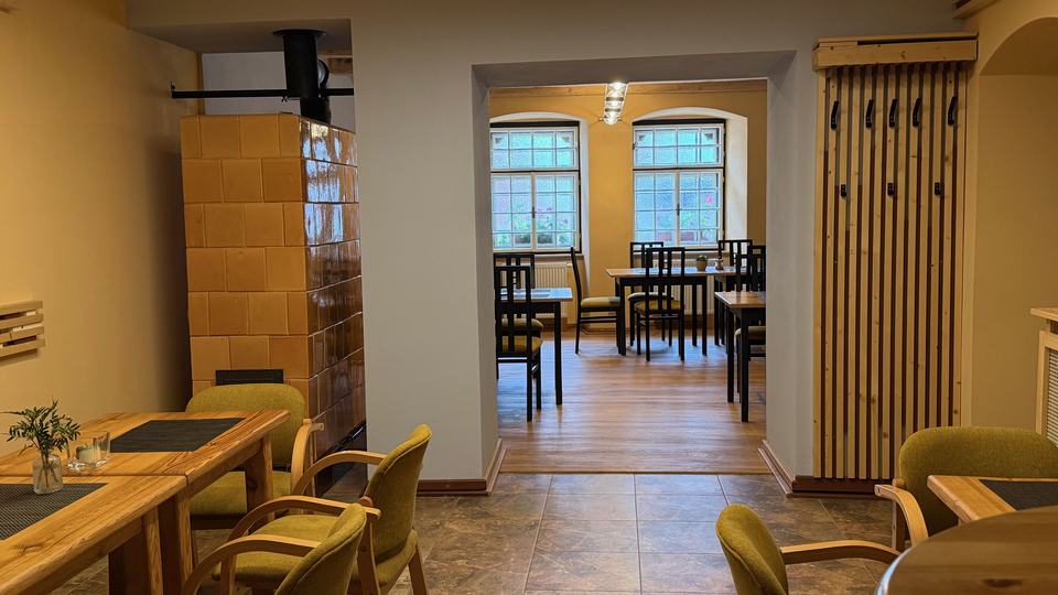 Kleiner Speiseraum mit Blick ins Restaurant