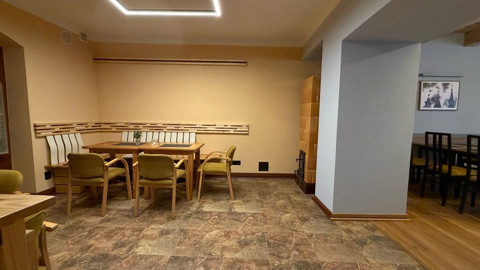 Salónik s dlhým stolom