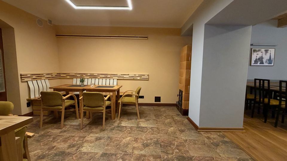 Kleiner Speiseraum mit langer Tafel